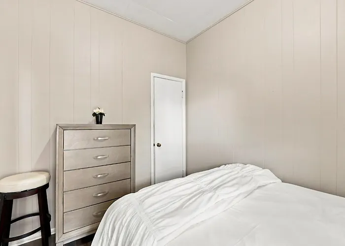 Charming One Bed With Office Near Chicago Forest Park