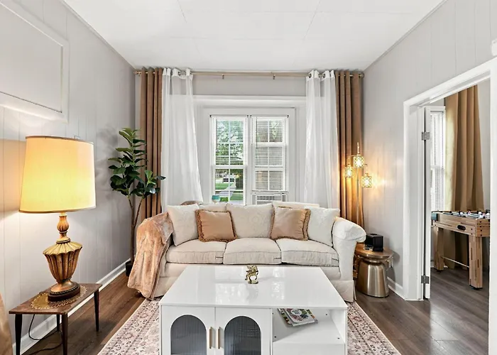 Charming One Bed With Office Near Chicago